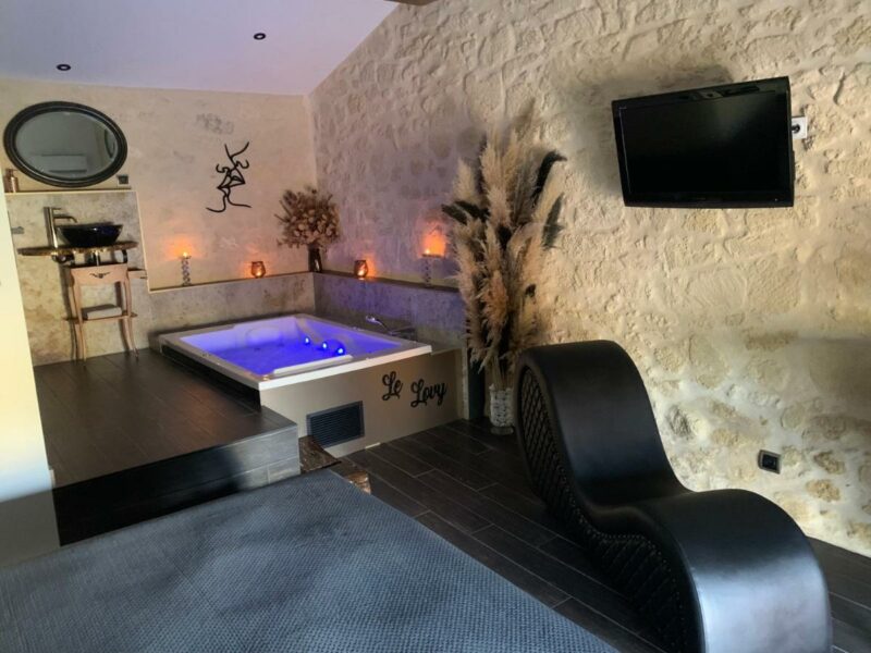 Le Lovy , Studio avec Jacuzzi